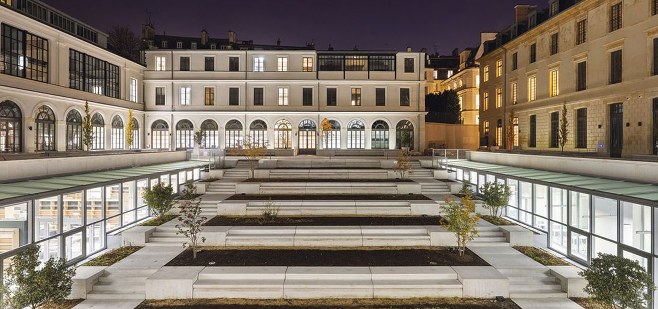 Campus moderne de l'Université Paris Cité avec architecture contemporaine
